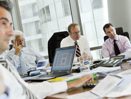 ¿Qué medidas deben adoptar los administradores en caso de que la sociedad esté en causa de disolución por pérdidas?